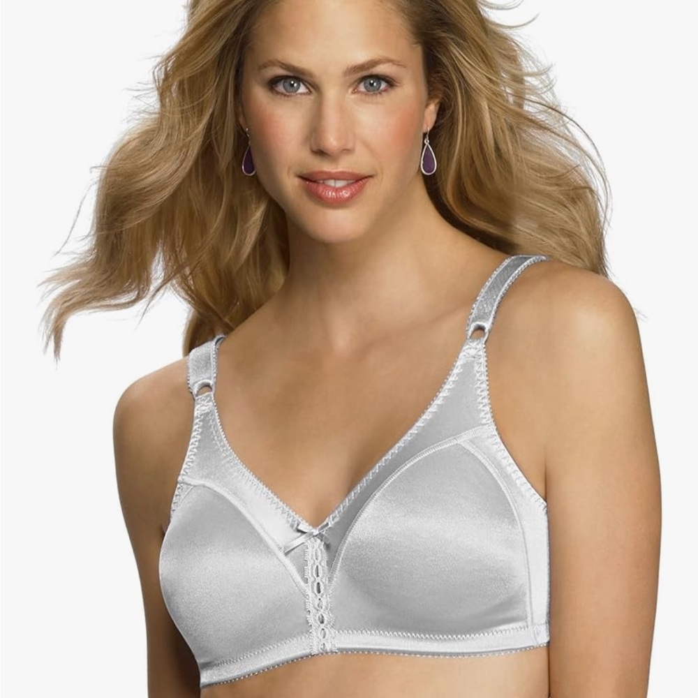 White Full-Coverage Bra with Smooth Fabric and Adjustable Straps